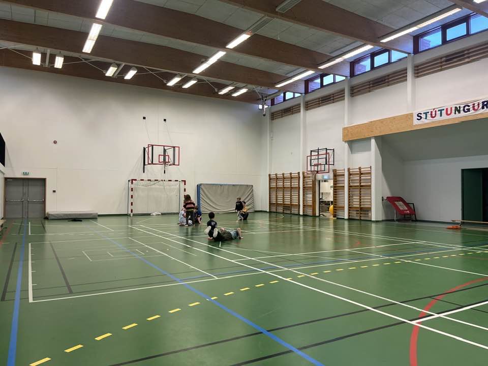 Börn að leik í íþróttahúsinu á Flateyri.