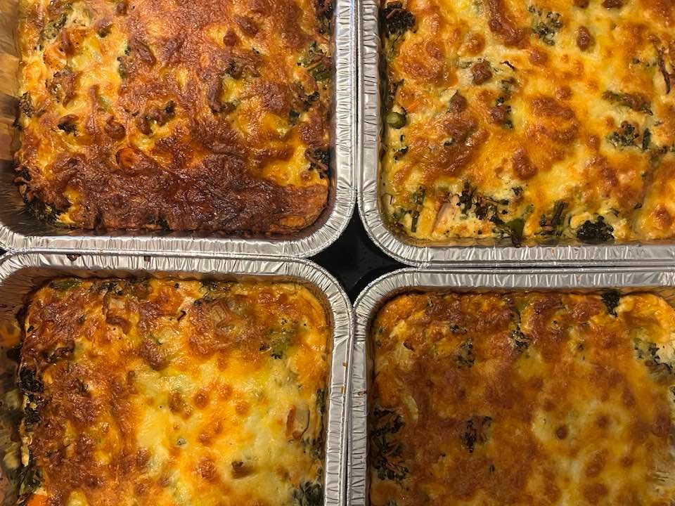 Fjögur form með grænmetisgratíni.