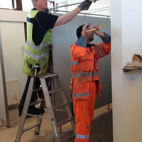 Skipt um þil í klefum sundlaugarinnar á Suðureyri