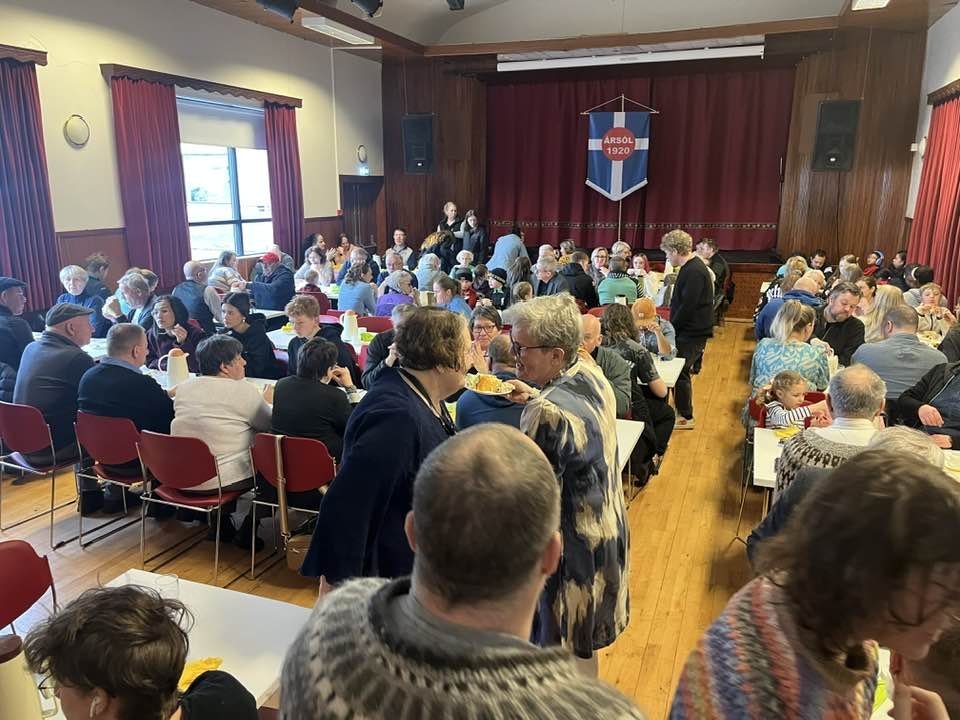 Sólarkaffi Kvenfélagsins Ársólar í félagsheimilinu á Suðureyri.