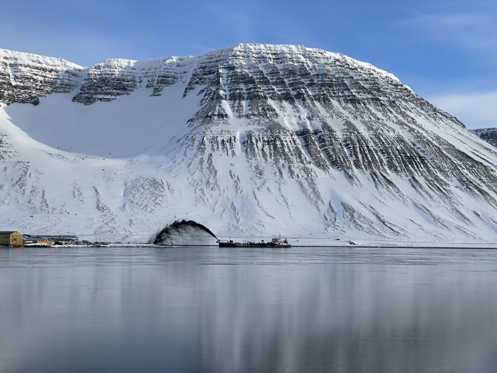 Dýpkunarskipið Hein í Ísafjarðarhöfn.