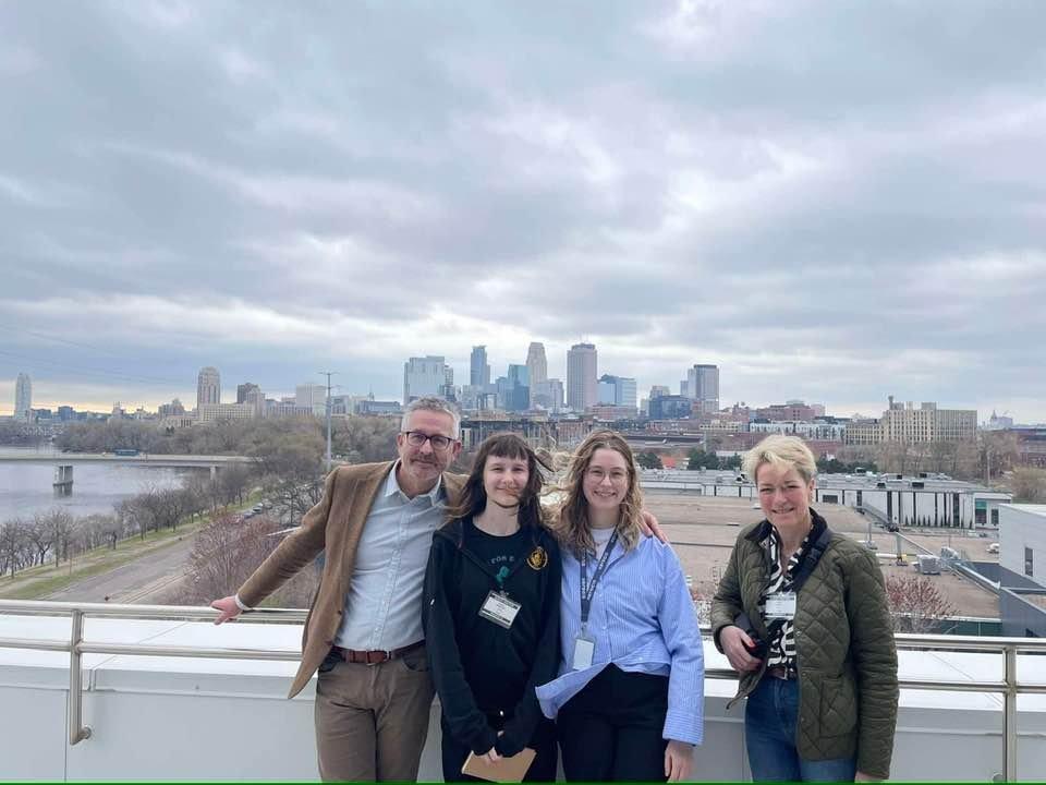 Á svölum á byggingu Coloplast/Kerecis í Minneapolis. Dúi, Guðrún, Jóhanna og ég.