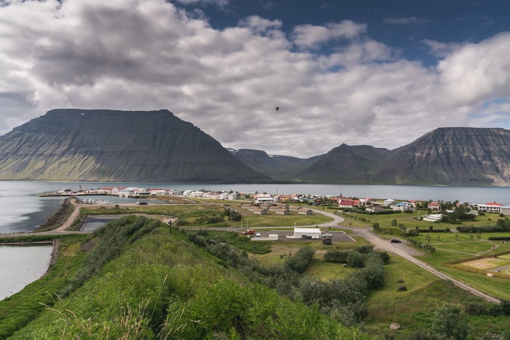 Tjaldsvæðið stendur við snjóflóðavarnargarðinn á Flateyri. Svæðið er um 4700 m² að stærð og á því st…