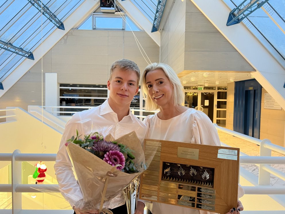 Íþróttamaður Ísafjarðarbæjar árið 2022, Dagur Benediktsson, með móður sinni, Stellu Hjaltadóttur, se…