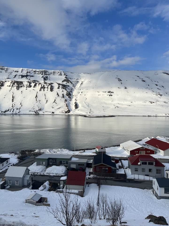 Það var fallegt á Suðureyri á miðvikudag þegar ég tók þessa mynd yfir að Norðureyri.