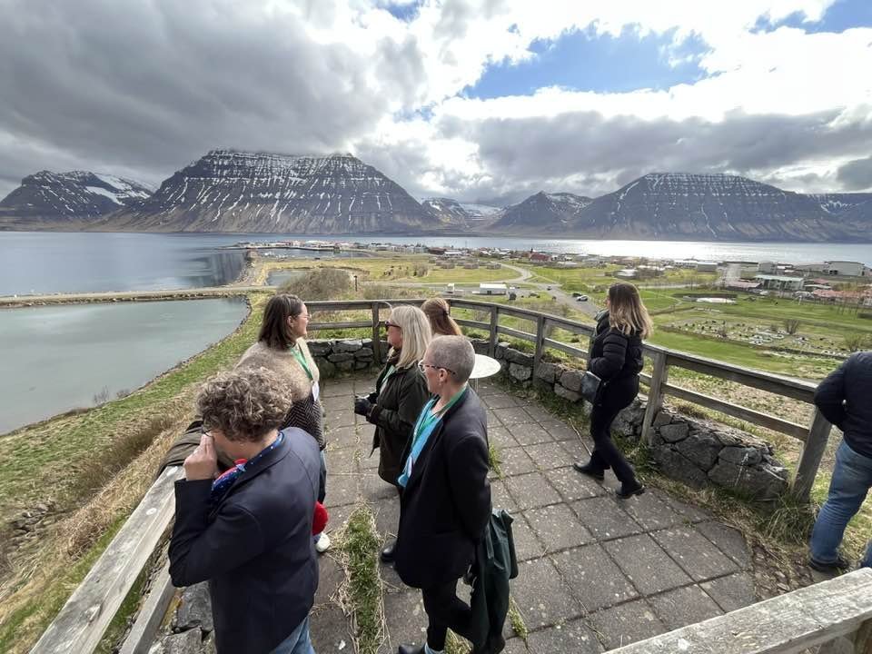 Á útsýnispallinum í snjóflóðavarnargörðunum á Flateyri.