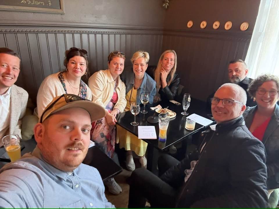 Bæjarstjórnin hittist eftir fund vikunnar og skálaði fyrir góðum ársreikningi og góðu samstarfi.