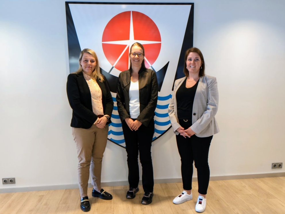 Arna Lára bæjarstjóri, Jeanette Menzies sendiherra Kanada og Bryndís Ósk bæjarritari.