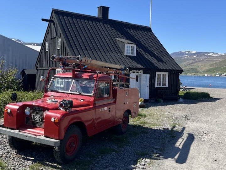 Gamall slökkviliðsbíll fyrir utan Faktorshúsið í Neðstakaupstað á Ísafirði.