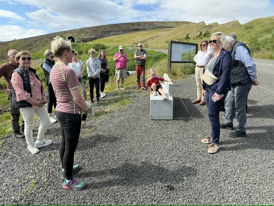 Frá afhendingu bekks við Skíðaveg.