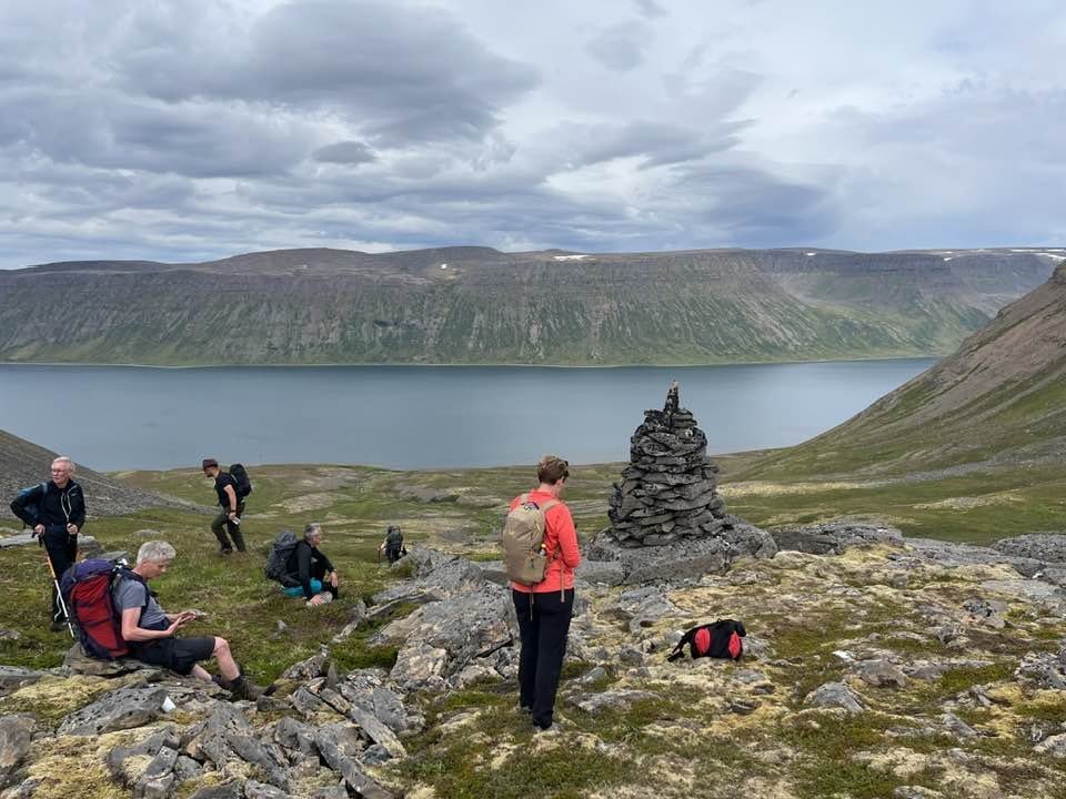 Komið upp að fyrstu vörðu ofan við Steig í Veiðileysufirði.
