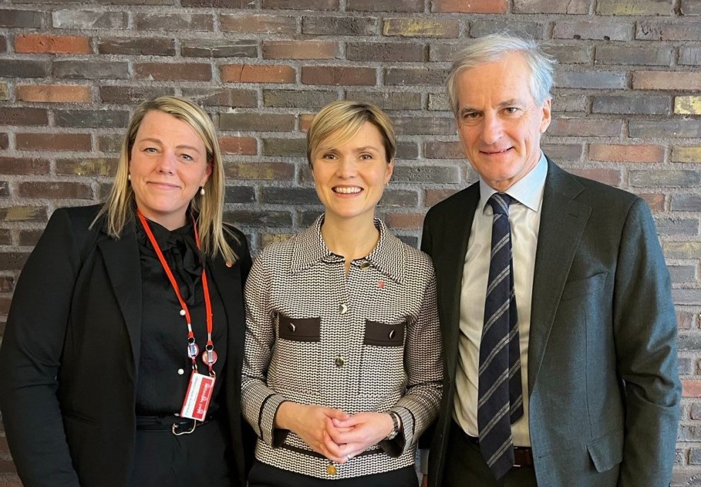 Arna Lára og Kristrún Frostadóttir með Jonas Gahr Støre, forsætisráðherra Noregs.