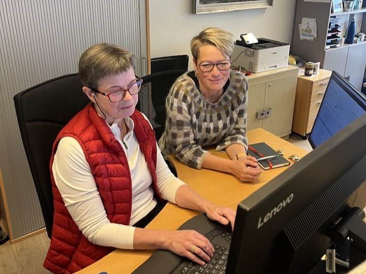 Við Védís yfirbókari Ísafjarðarbæjar að vinna í vinnubókum fyrir fjárhagsáætlunargerð.