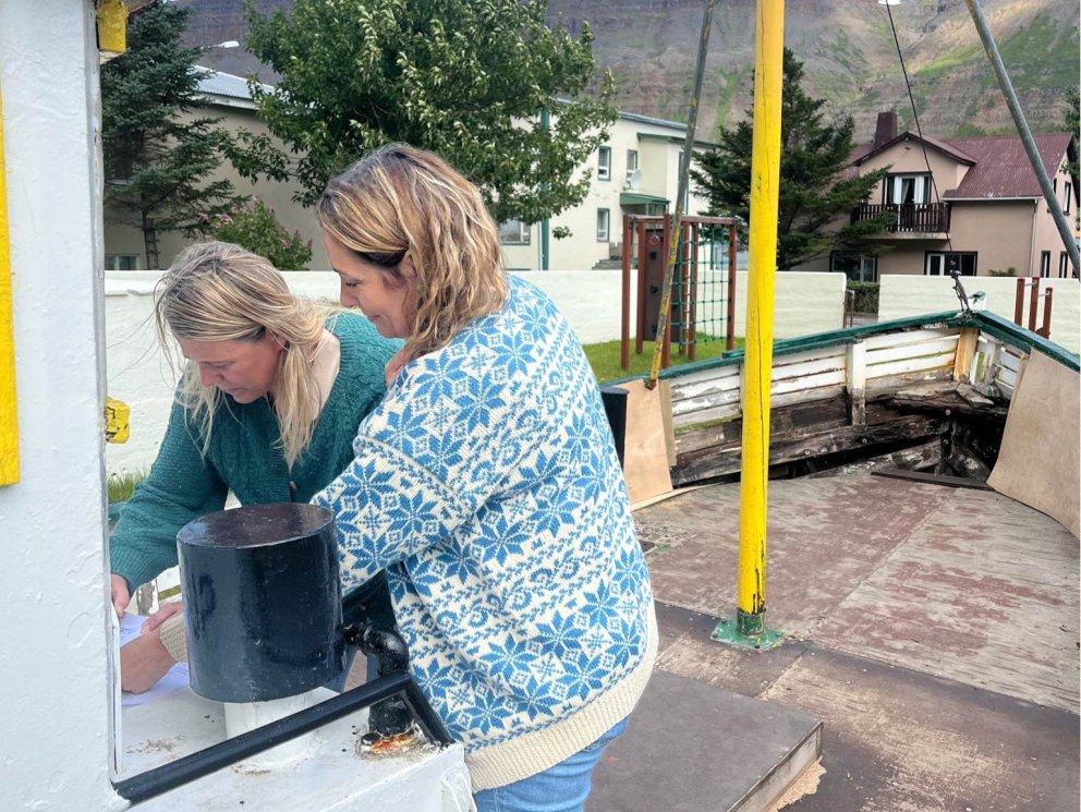 Við undirritun samnings Ísafjarðarbæar og Hollvinasamtaka Ágústu ÍS 65 á Suðureyri.