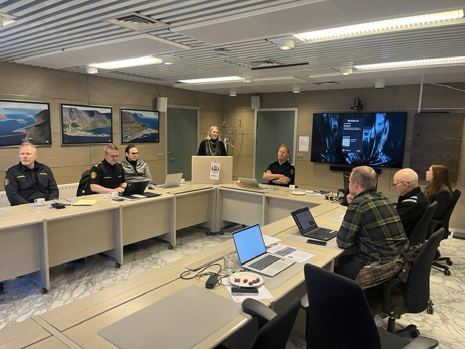 Frá fundi Almannavarnadeildar ríkislögrelgustjóra (AVD) í sal bæjarstjórnar Ísafjarðarbæjar.