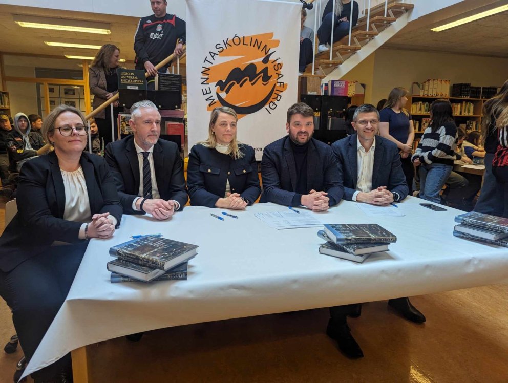 Við undirritun samnings um byggingu nýs verknámshúss við Menntaskólann á Ísafirði.