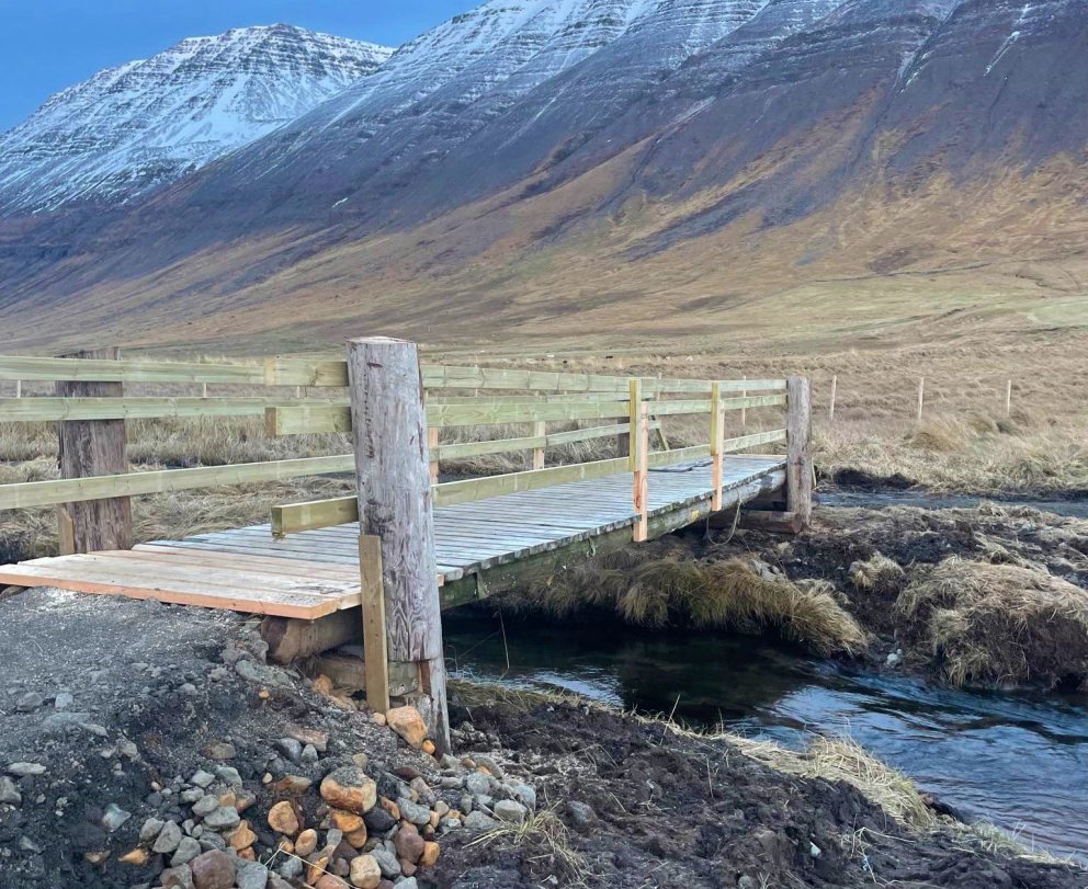 Ný brú í Hnífsdal.