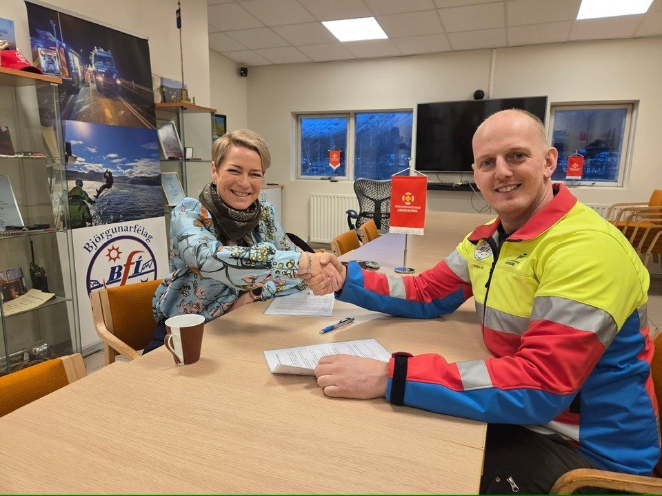 Sigríður og Valþór við undirritun endurskoðaðs samnings við Björgunarfélagið vegna almannavarnarýmis…