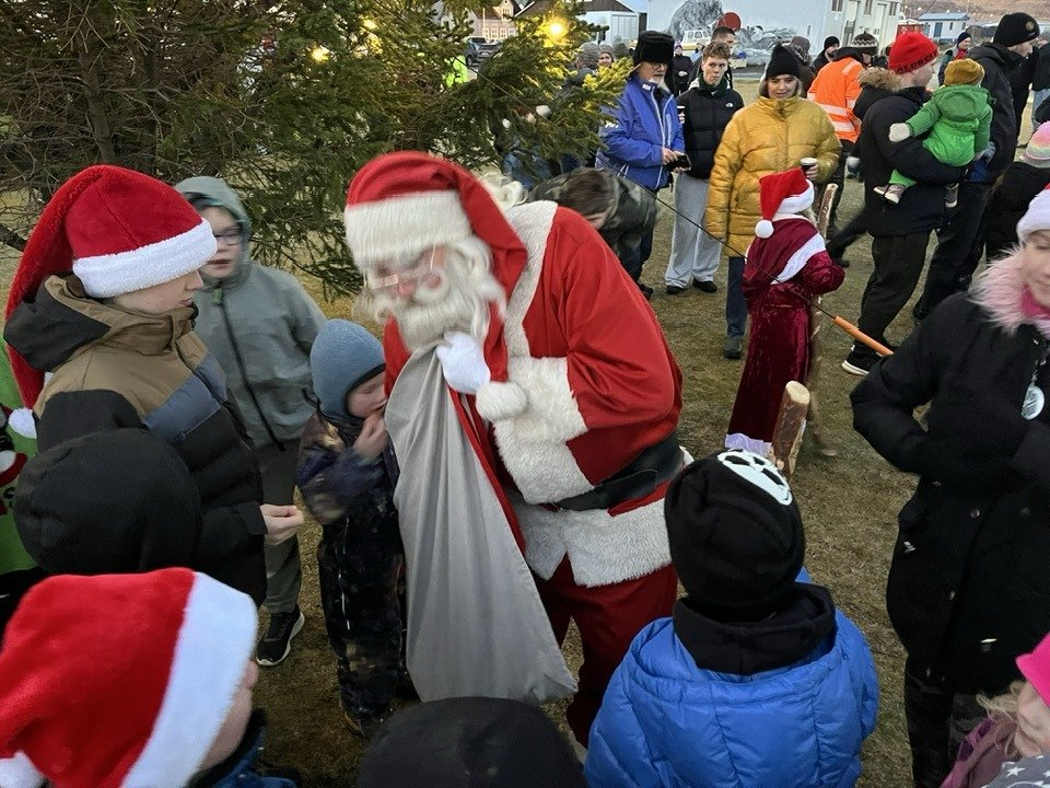 Jólasveinarnir höfðu hraðar hendur við að útbýta gotteríi á Þingeyri.