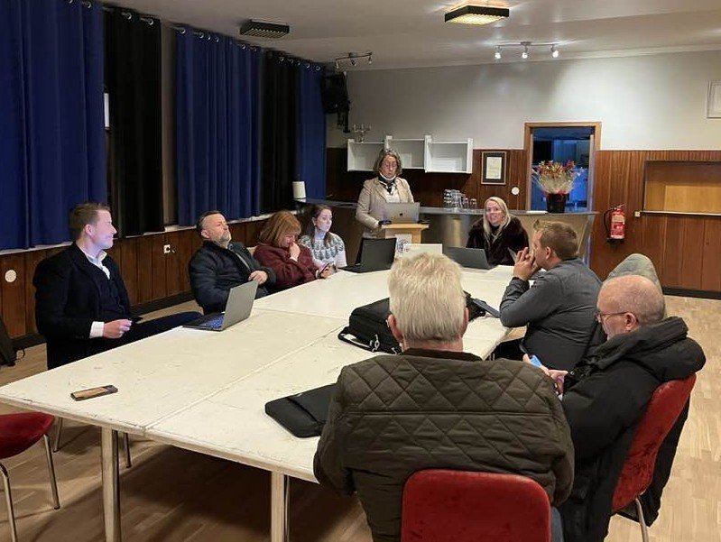 Bæjarstjórnarfundur í Félagsheimilinu í Hnífsdal.