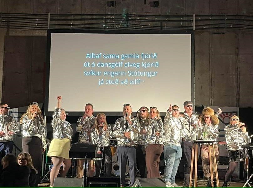 Stútungsnefnd 2026 að taka lokalagið.