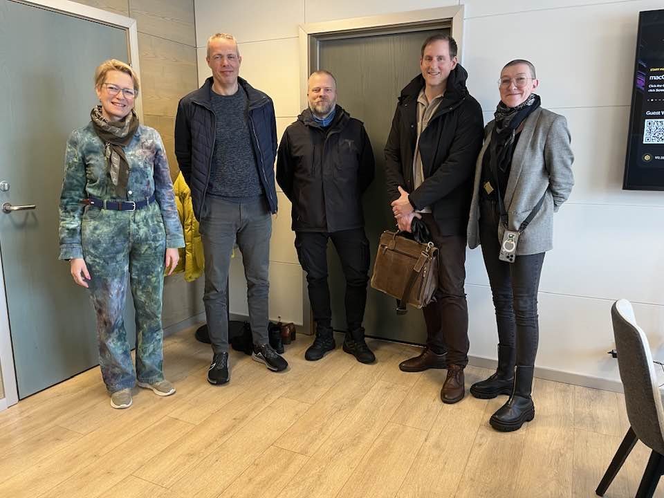 Frá einum af mörgum fundum vikunnar, þarna erum við Erla skipulagsfulltrúi með starfsmönnum Tesla se&hellip;