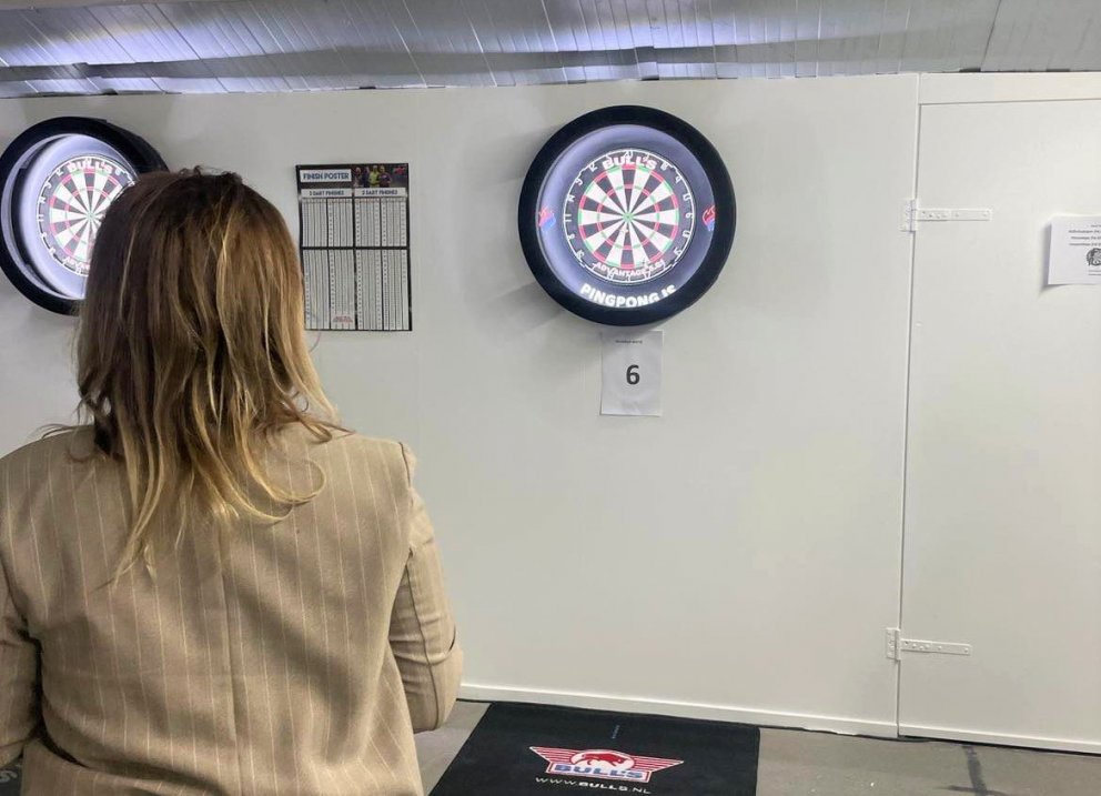 Dagný Finnbjörnsdóttir, framkvæmdastjóri HSV prófar píluaðstöðuna hjá Skotís.