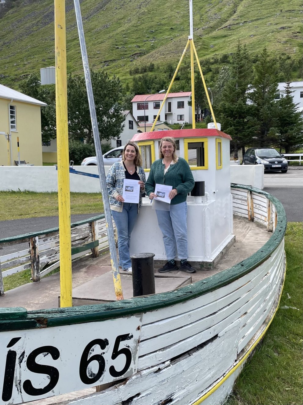 Svava Rán Valgeirsdóttir, fyrir hönd Hollvinasamtaka Ágústu ÍS 65, og Arna Lára Jónsdóttir, bæjarstj…