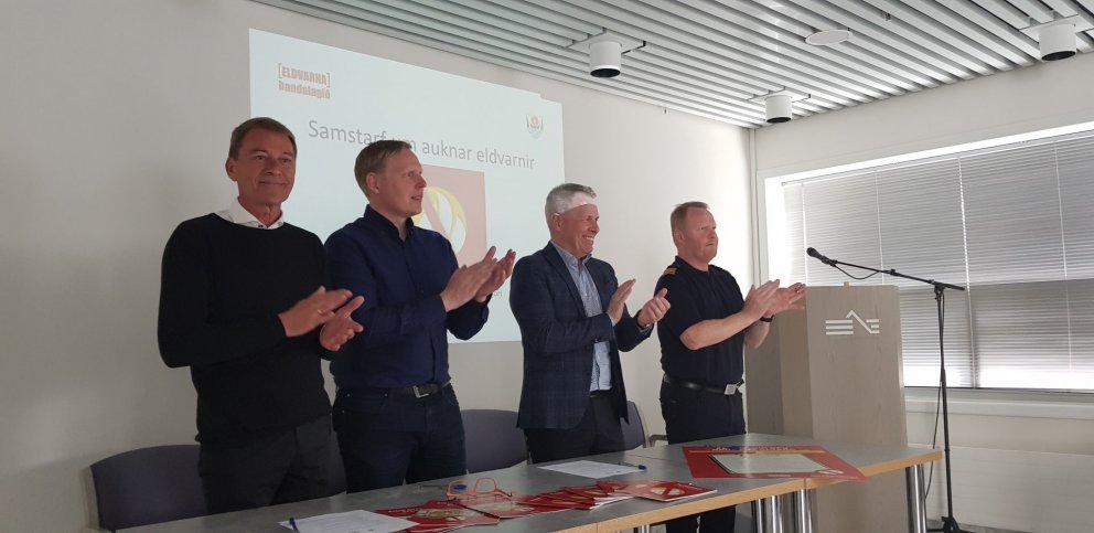 Myndin var tekin við undirritun samningsins í stjórnsýsluhúsinu á Ísafirði 25. maí. Frá vinstri: Gar…