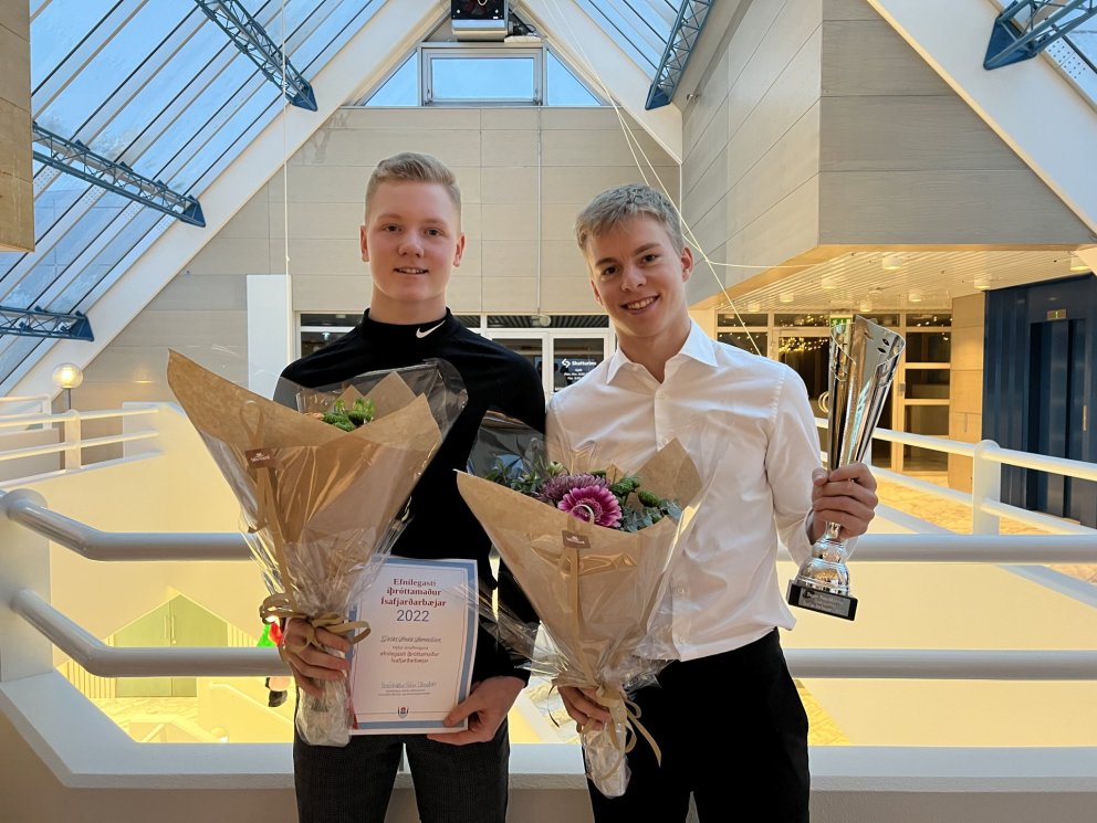 Grétar Smári Samúelsson, efnilegasti íþróttamaður Ísafjarðarbæjar 2022, ásamt Degi Benediktssyni, íþ…