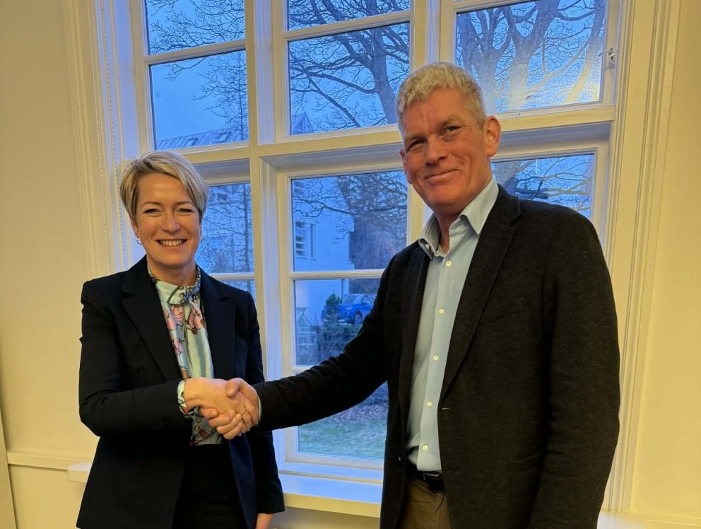 Sigríður Júlía bæjarstjóri og Ómar Tryggvason framkæmdastjóri Innviða fjárfestinga II slhf.