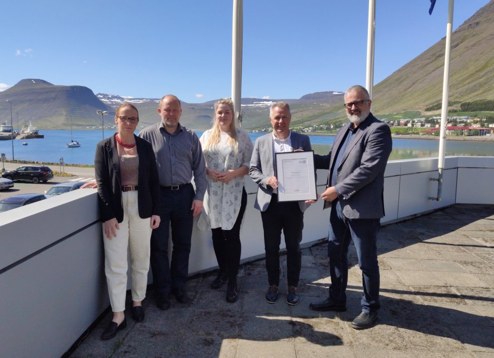Sigurður M. Harðarson, samræmingarstjóri úttekta hjá iCert, afhendir Birgi Gunnarssyni, bæjarstjóra,…