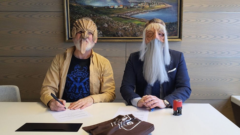 Elfar Logi Hannesson og Birgir Gunnarsson við undirritun samningsins.
