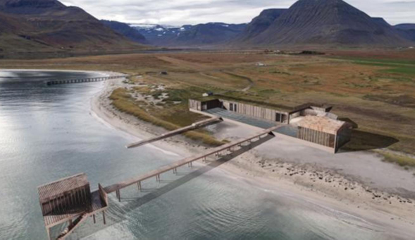 Hugmyndir um uppbyggingu baðastaðar, bryggjusána til vinstri úti í sjó, veitingastaður fyrir miðri b&hellip;