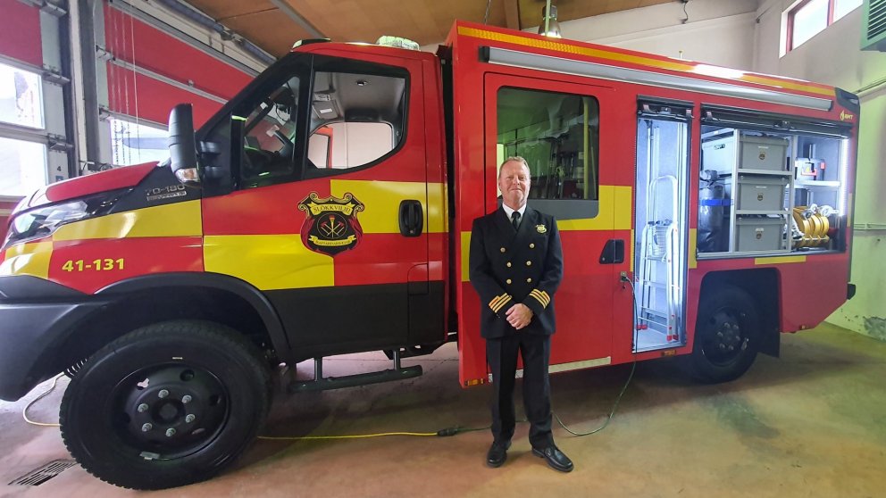 Sigurður A. Jónsson, slökkviliðsstjóri, við nýja bílinn.