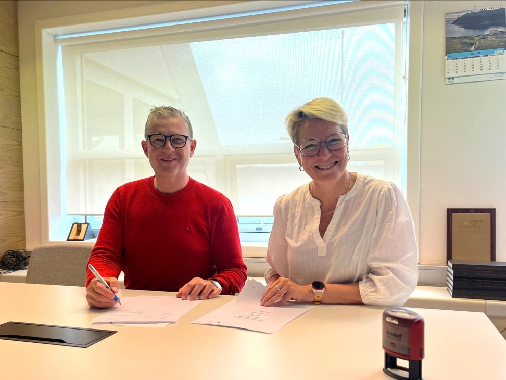 Þorleifur Björnsson, framkvæmdastjóri Glóru, og Sigríður Júlía við undirritun samningsins.