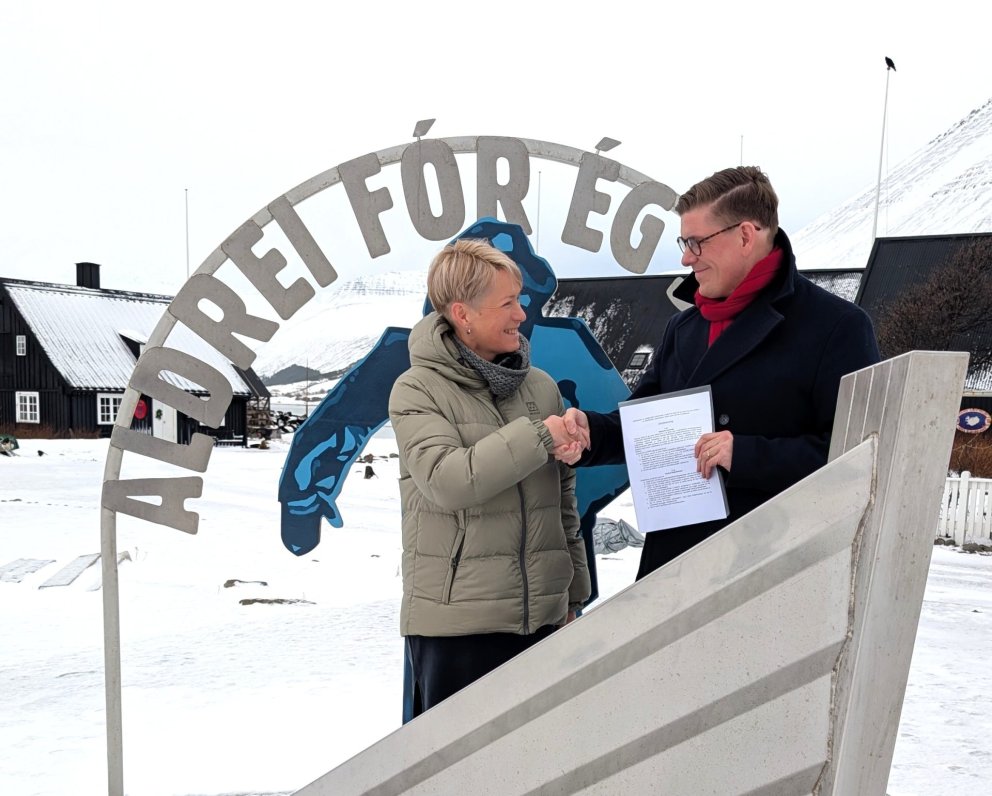 Sigríður Júlía bæjarstjóri og Kristján Freyr rokkstjóri við undirritun stuðsamningsins í Neðstakaups…