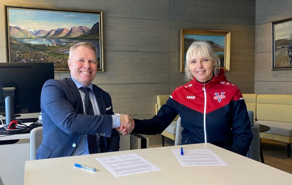 Birgir Gunnarsson, bæjarstjóri, og Guðfinna Hreiðarsdóttir, formaður íþróttafélagsins Vestra, við un…