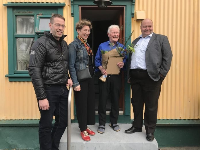 Frá útnefningu Villa Valla til heiðursborgara árið 2018. Með honum á myndinni eru fulltrúar bæjarstj…