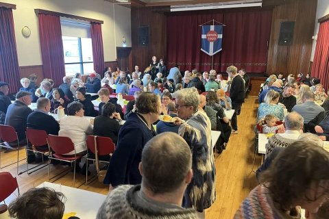 Sólarkaffi Kvenfélagsins Ársólar í félagsheimilinu á Suðureyri.