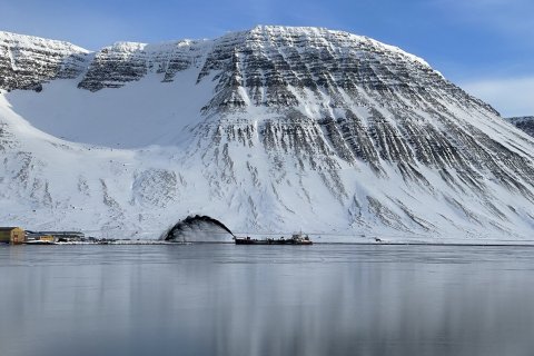 Dýpkunarskipið Hein í Ísafjarðarhöfn.