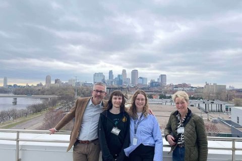 Á svölum á byggingu Coloplast/Kerecis í Minneapolis. Dúi, Guðrún, Jóhanna og ég.