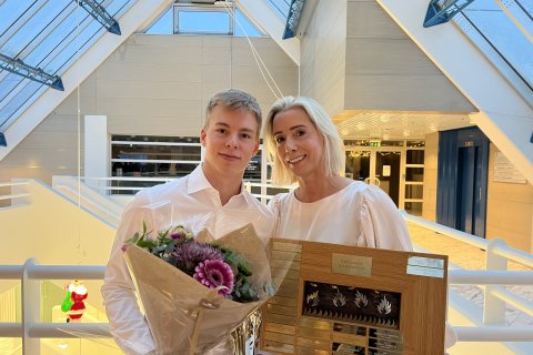 Íþróttamaður Ísafjarðarbæjar árið 2022, Dagur Benediktsson, með móður sinni, Stellu Hjaltadóttur, se…
