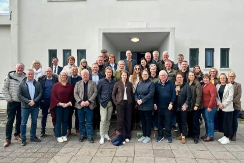 Bæjar og sveitarstjórar utan við Aratungu í Reykholti.