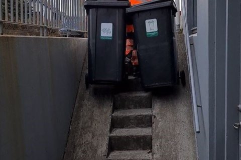 Vinnuaðstæður sorphirðufólks geta oft verið snúnar og er 10 m viðmiðið liður í að bæta úr því eins o…