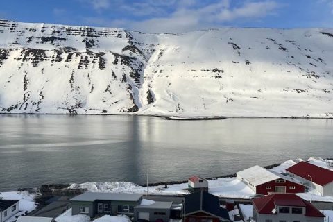 Það var fallegt á Suðureyri á miðvikudag þegar ég tók þessa mynd yfir að Norðureyri.