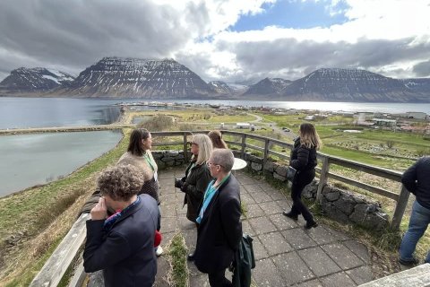 Á útsýnispallinum í snjóflóðavarnargörðunum á Flateyri.