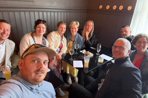 Bæjarstjórnin hittist eftir fund vikunnar og skálaði fyrir góðum ársreikningi og góðu samstarfi.