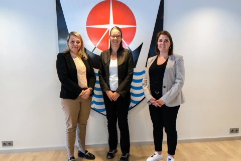 Arna Lára bæjarstjóri, Jeanette Menzies sendiherra Kanada og Bryndís Ósk bæjarritari.