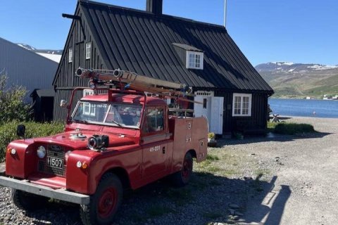 Gamall slökkviliðsbíll fyrir utan Faktorshúsið í Neðstakaupstað á Ísafirði.